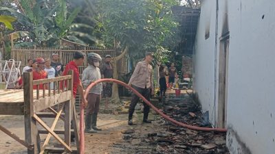 Rumah Kontrakan di Sanankulon Terbakar, Tiga Sepeda Motor Ludes Dilalap Api