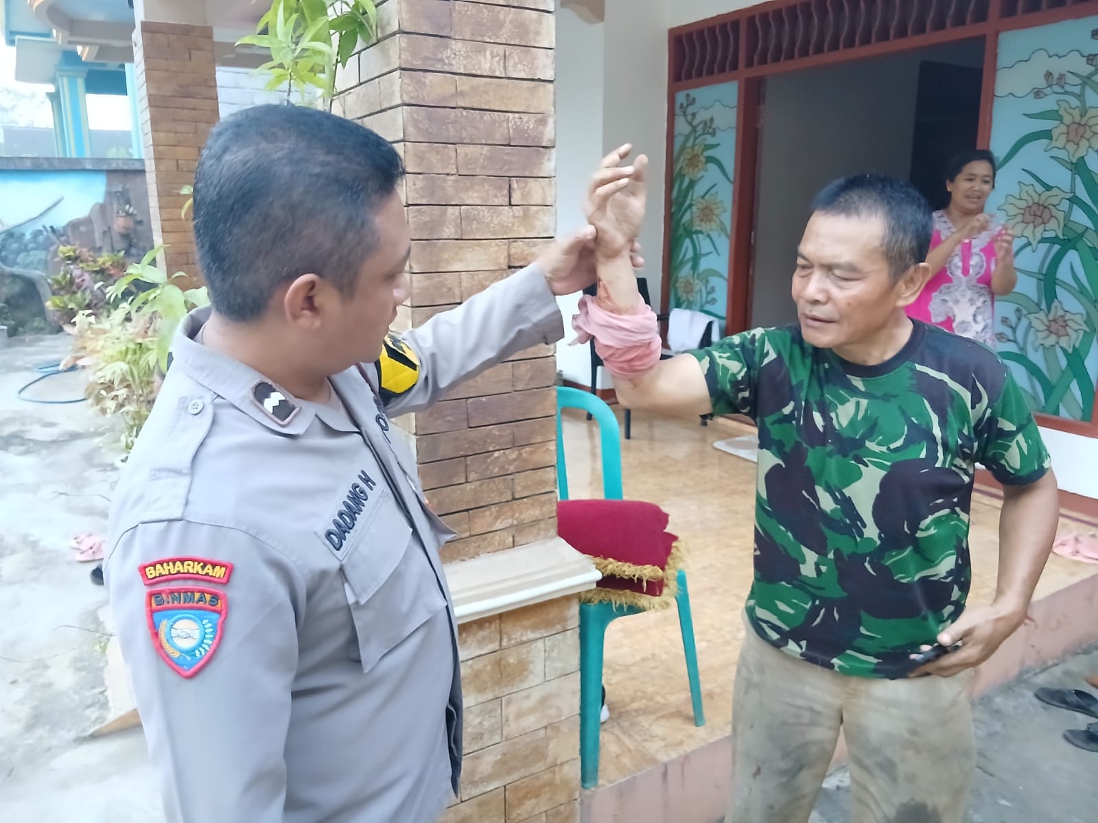 Cekcok soal Bakar Sampah, Perangkat Desa di Binangun Dibacok Tetangga