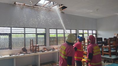 Api Lahan Tebu Sambar SMPN 1 Ngantru, Atap Laboratorium Terbakar