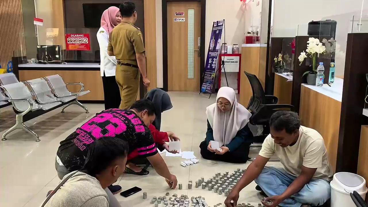 Warga Jombang Bayar PBB Pakai Segalon Koin, Protes Kenaikan hingga 1.000 Persen