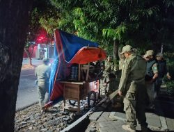 Satpol PP Kabupaten Kediri Angkut Peralatan Angkringan yang Ditinggal di SLG