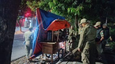 Satpol PP Kabupaten Kediri Angkut Peralatan Angkringan yang Ditinggal di SLG