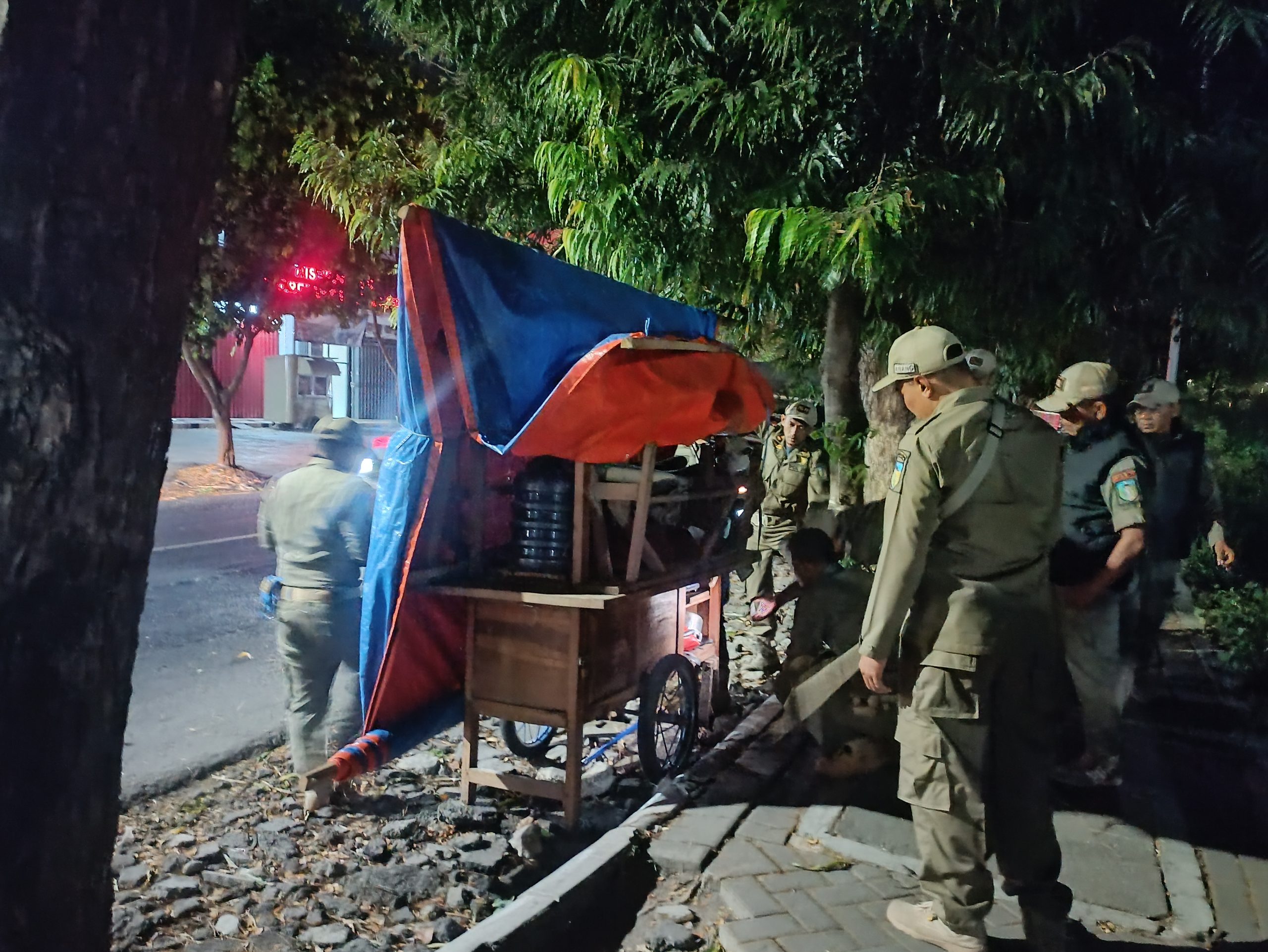Satpol PP Kabupaten Kediri Angkut Peralatan Angkringan yang Ditinggal di SLG