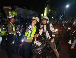 Anggota Polres Kediri Kota Bagikan Bendera Merah Putih pada Pengguna Jalan, Ini Tujuannya