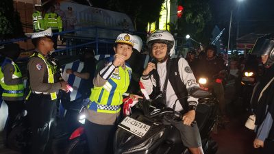 Anggota Polres Kediri Kota Bagikan Bendera Merah Putih pada Pengguna Jalan, Ini Tujuannya