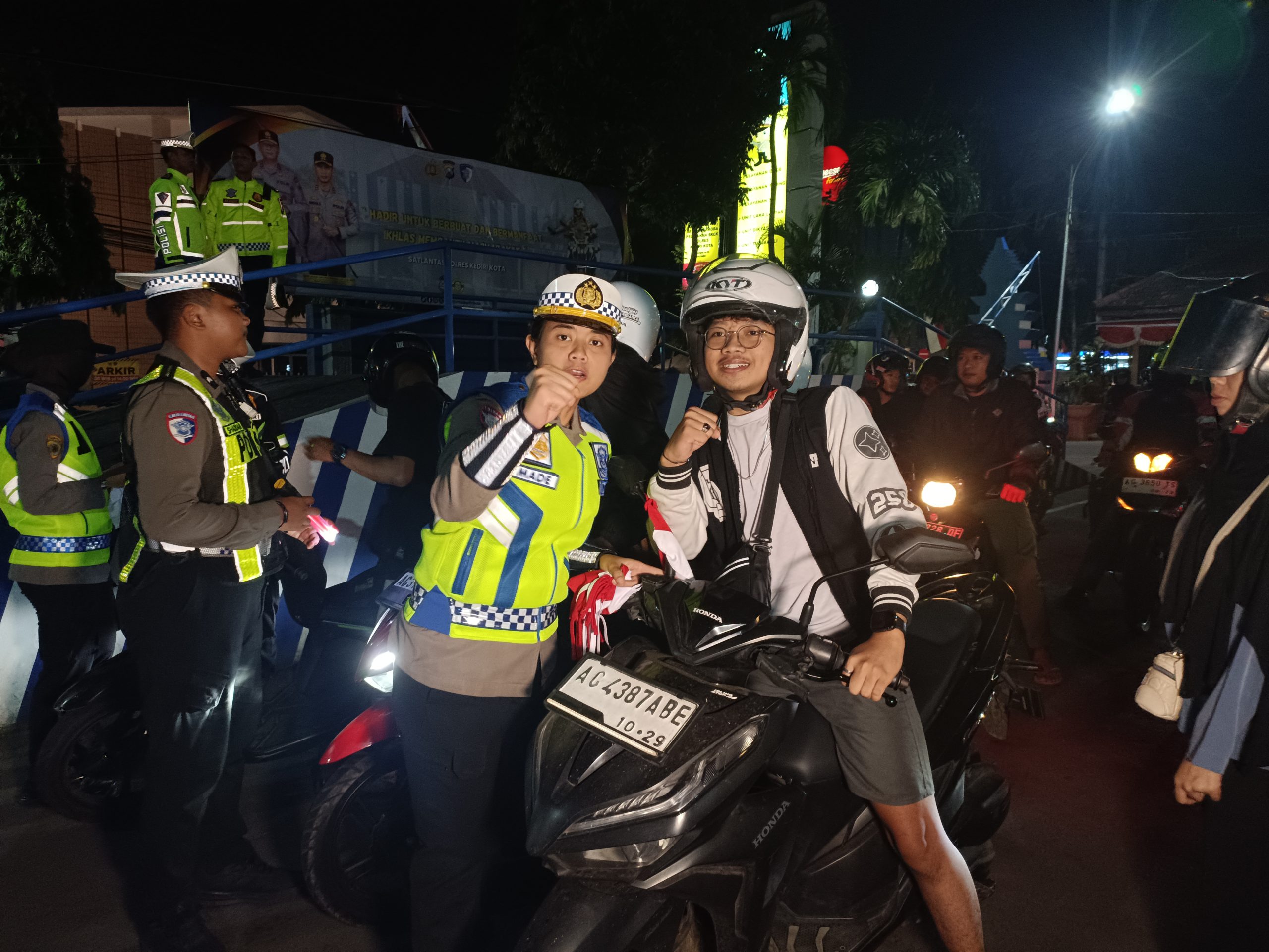 Polres Kediri Kota Bagikan Bendera Merah Putih untuk Kobarkan Semangat Kemerdekaan