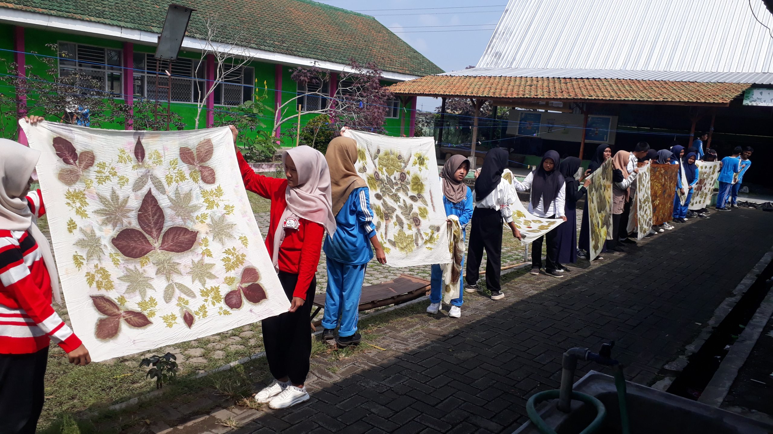 Siswa SMPN 4 Jombang Sulap Daun Jadi Seni Ecoprint yang Bernilai Jual!