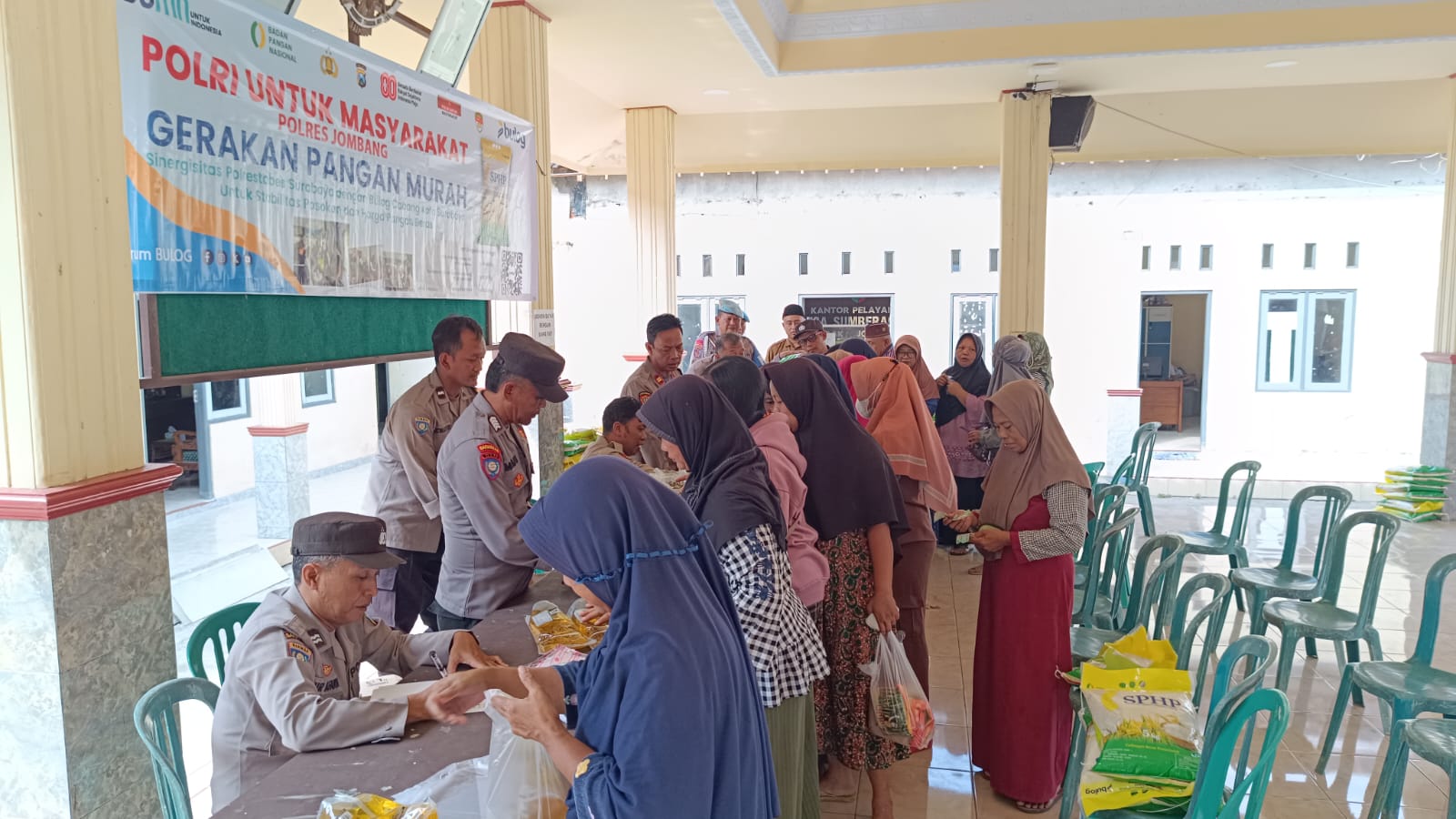 Jelang HUT RI, Polres Jombang Gelar Bazar Pangan Murah untuk Warga