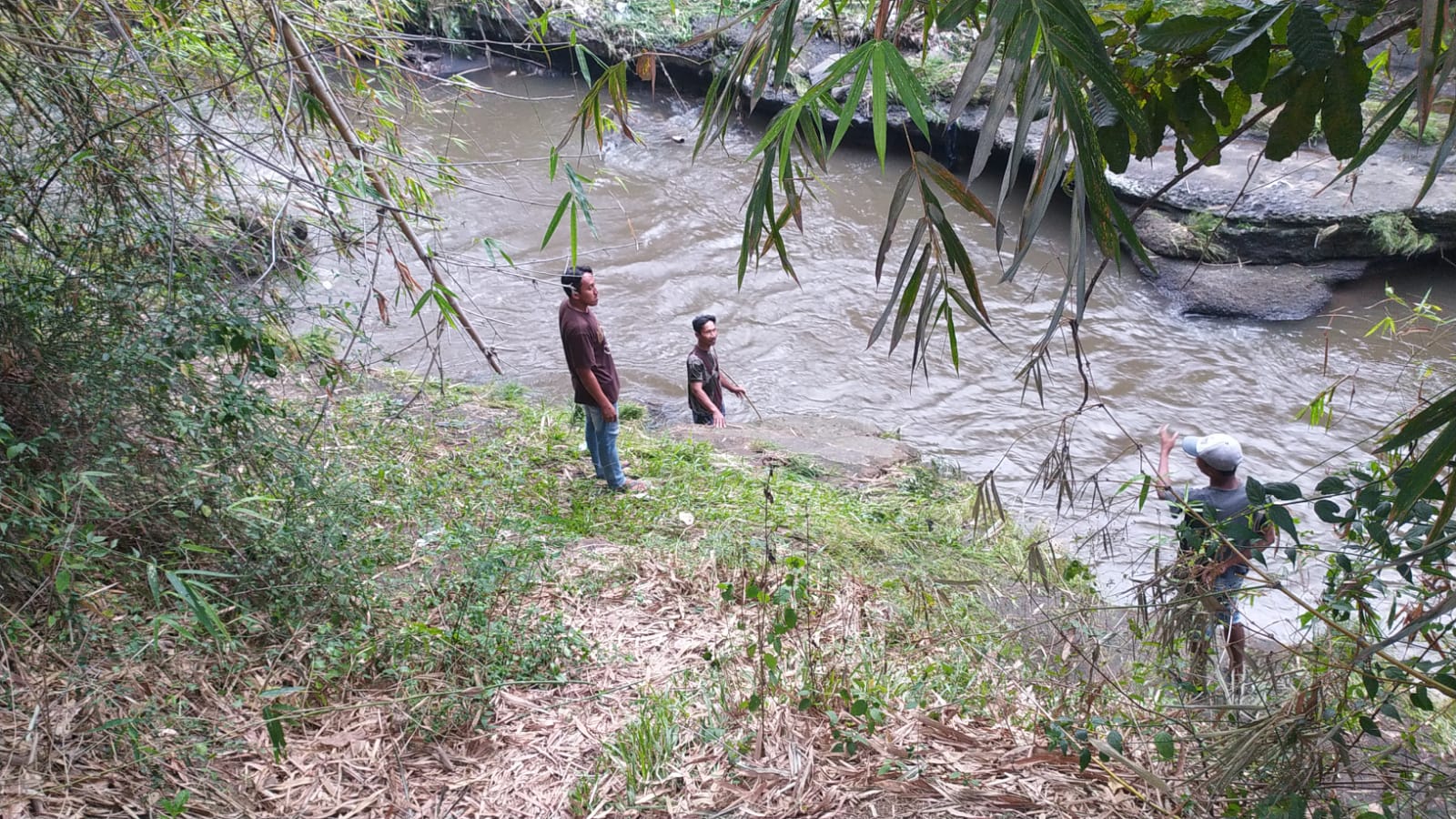 Bocah 5 Tahun Diduga Terseret Arus Sungai Pait di Jombang