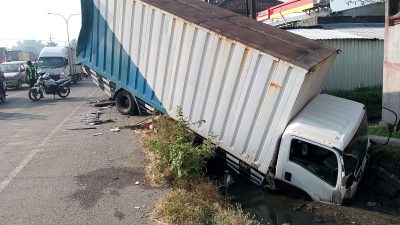 Bus Mira Tabrak Truk Parkir di Jombang, Tiga Penumpang Luka-Luka