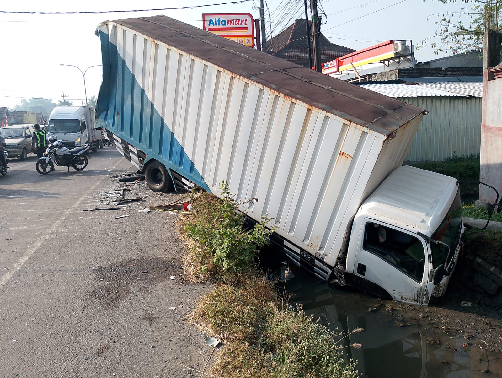 Bus Mira Tabrak Truk Parkir di Jombang, Tiga Penumpang Luka-Luka