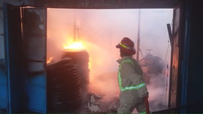 Gudang Limbah Ban di Jombang Terbakar, Kerugian Capai Rp130 Juta