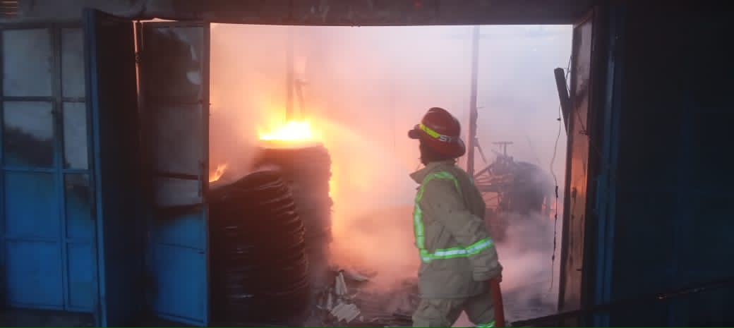 Gudang Limbah Ban di Jombang Terbakar, Kerugian Capai Rp130 Juta