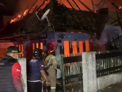 Rumah dan Toko Pakan di Jombang Ludes Terbakar, Satu Petugas Damkar Pingsan