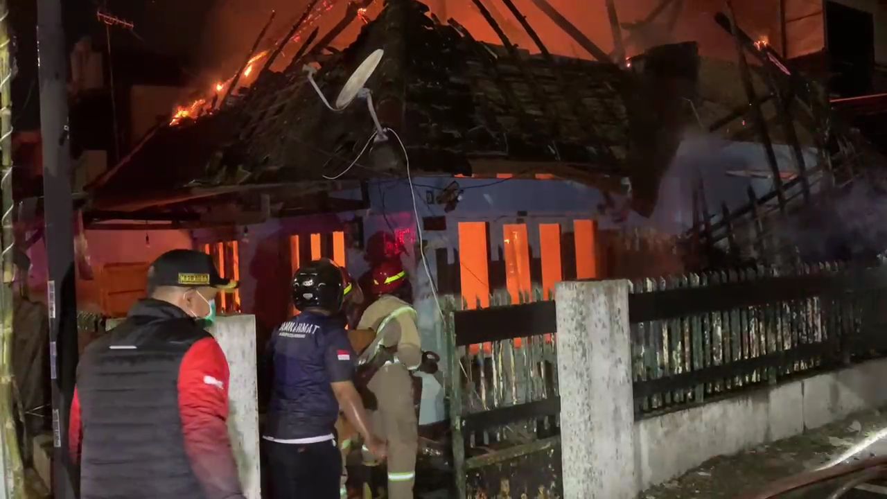 Rumah dan Toko Pakan di Jombang Ludes Terbakar, Satu Petugas Damkar Pingsan