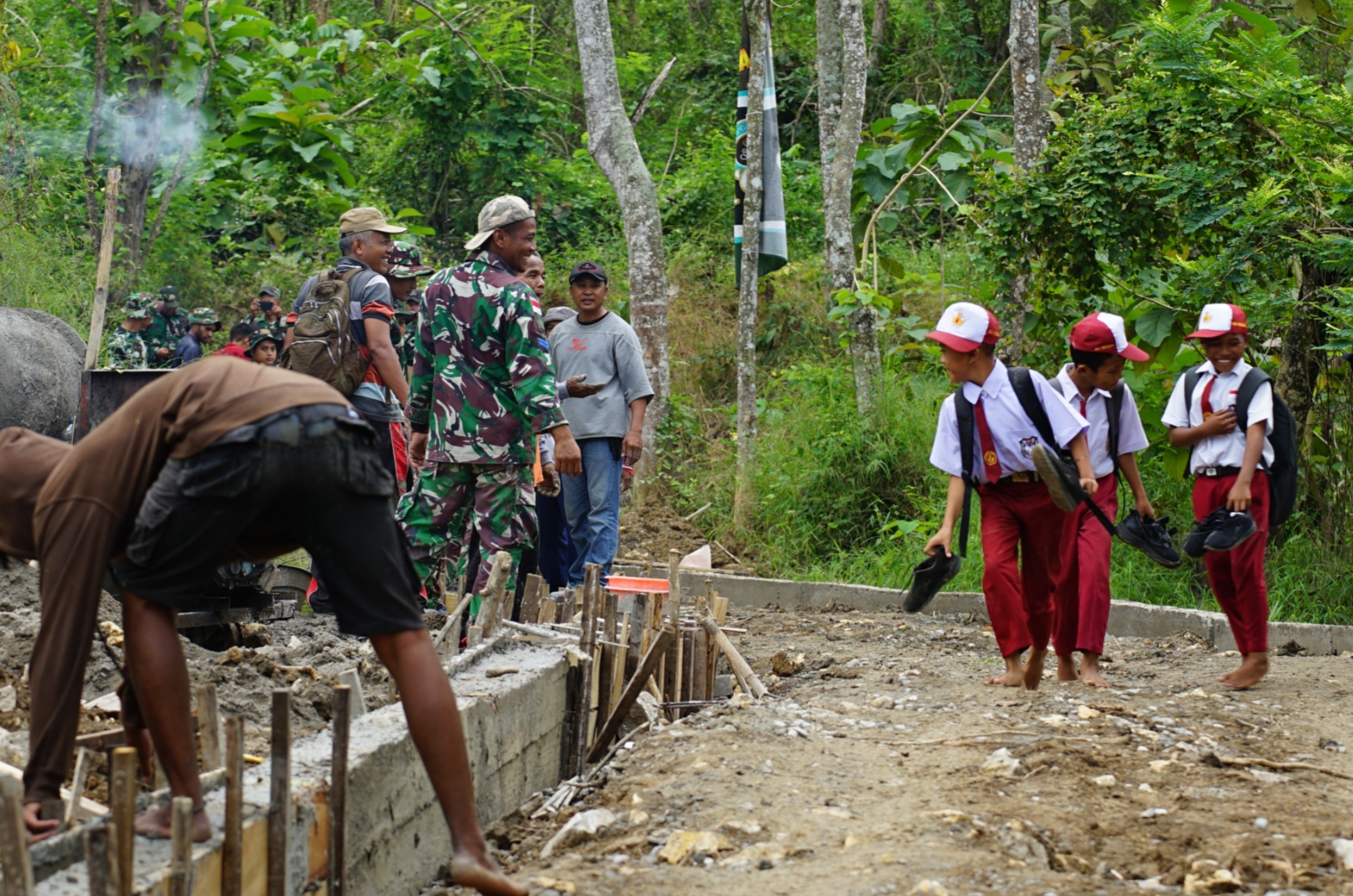 Bertelanjang Kaki Menuju Mimpi, TMMD di Ngusikan Hadirkan Jalan Harapan