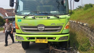 Kronologi Kecelakaan Sepeda Motor vs Truk Tronton di Dusun Kasemen Jombang, Satu Orang Tewas!