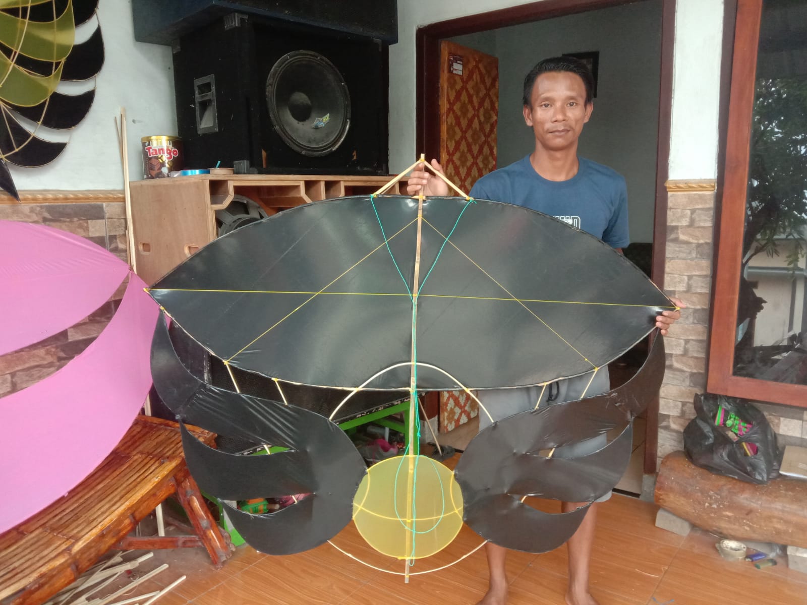 Panen Order! Perajin Jombang Banjir Pesanan Layangan Handmade