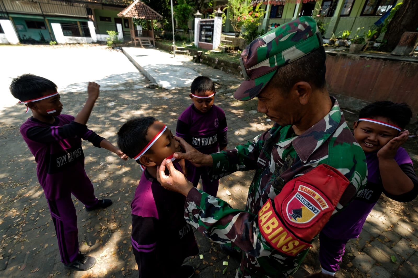 Hangatnya Babinsa dan Siswa SDN Kromong Rayakan HUT RI ke-80