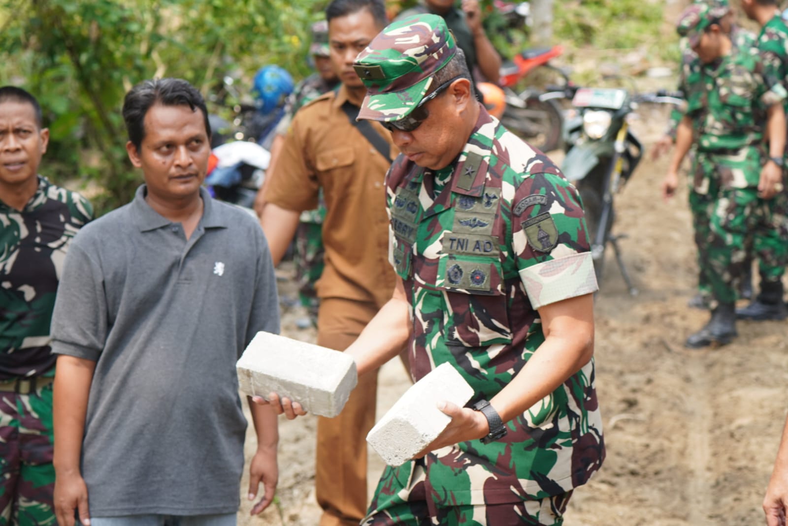 Brigjen TNI Terry Tinjau TMMD ke-125 di Jombang, Sinergi TNI dan Warga Bangun Desa