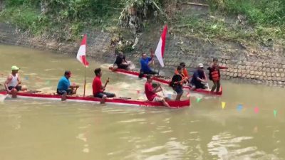 Uniknya Pacu Jalur di Jombang, Warga Gunakan Perahu Berpelampung Galon