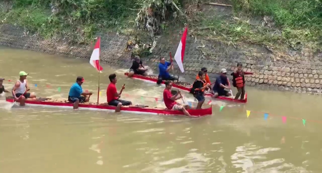 Uniknya Pacu Jalur di Jombang, Warga Gunakan Perahu Berpelampung Galon