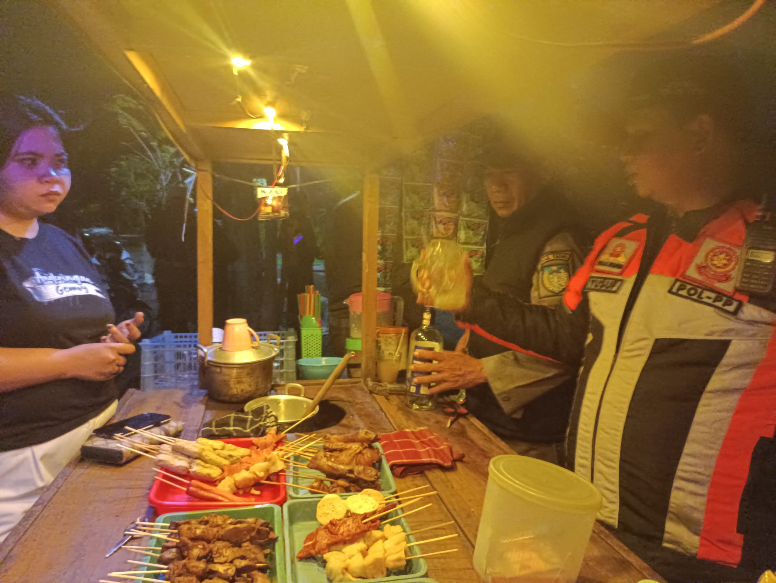 Satpol PP Kediri Amankan Miras dan Pelayan Angkringan Berpakaian Minim di Kawasan SLG