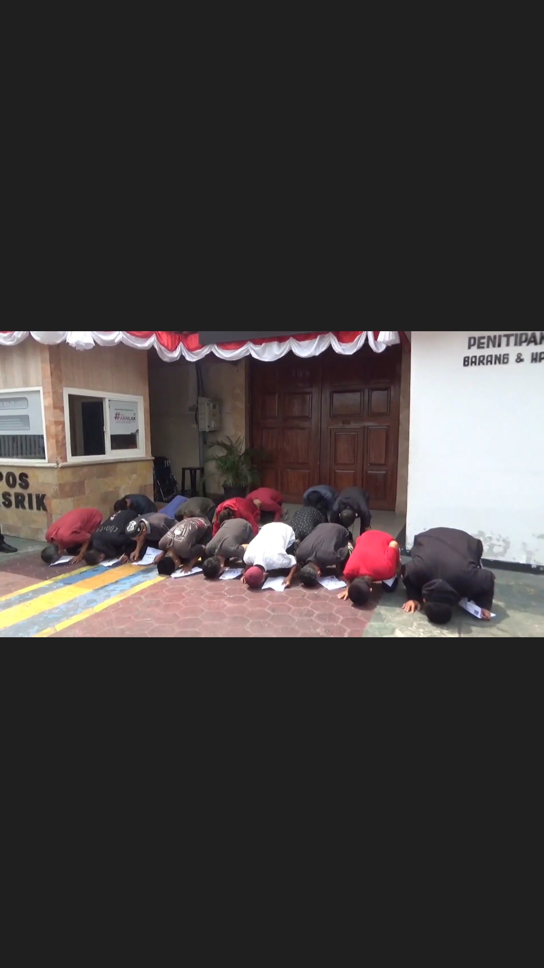 17 Warga Binaan Lapas Jombang Sujud Syukur Usai Terima Remisi Bebas di HUT RI
