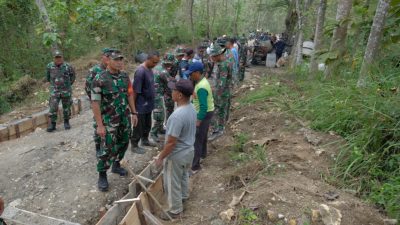 TMMD ke-125 Tingkatkan Infrastruktur Desa Kromong Jombang Lewat Pavingisasi Jalan