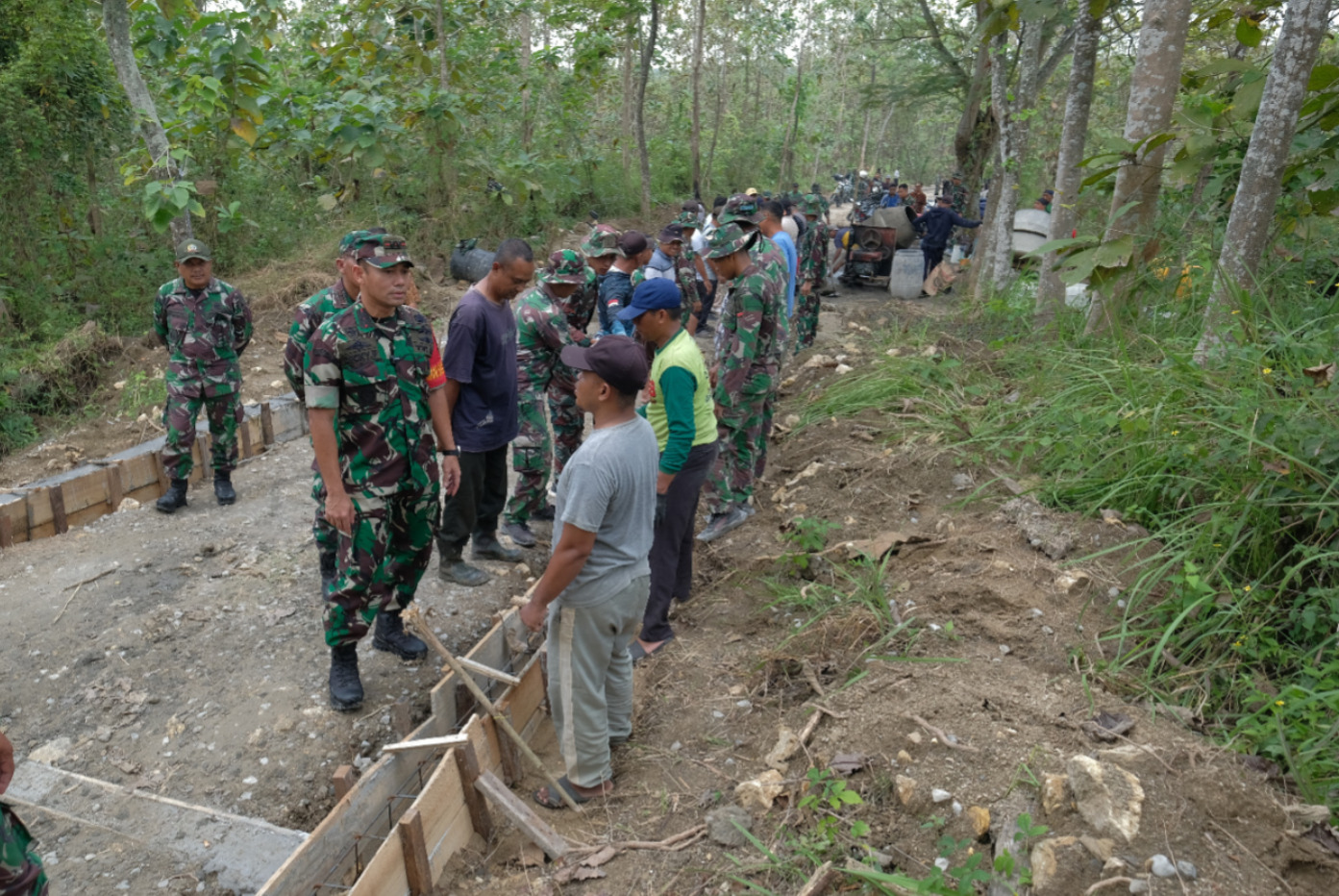 TMMD ke-125 Tingkatkan Infrastruktur Desa Kromong Jombang Lewat Pavingisasi Jalan