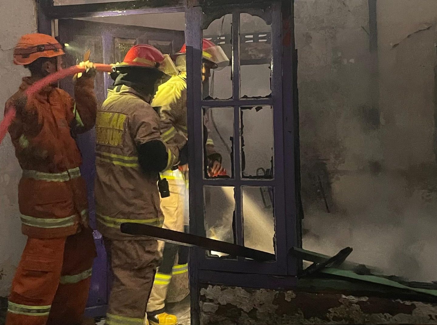 Stop Kontak Picu Kebakaran, Rumah Warga Kertosono Lenyap Dilalap Api