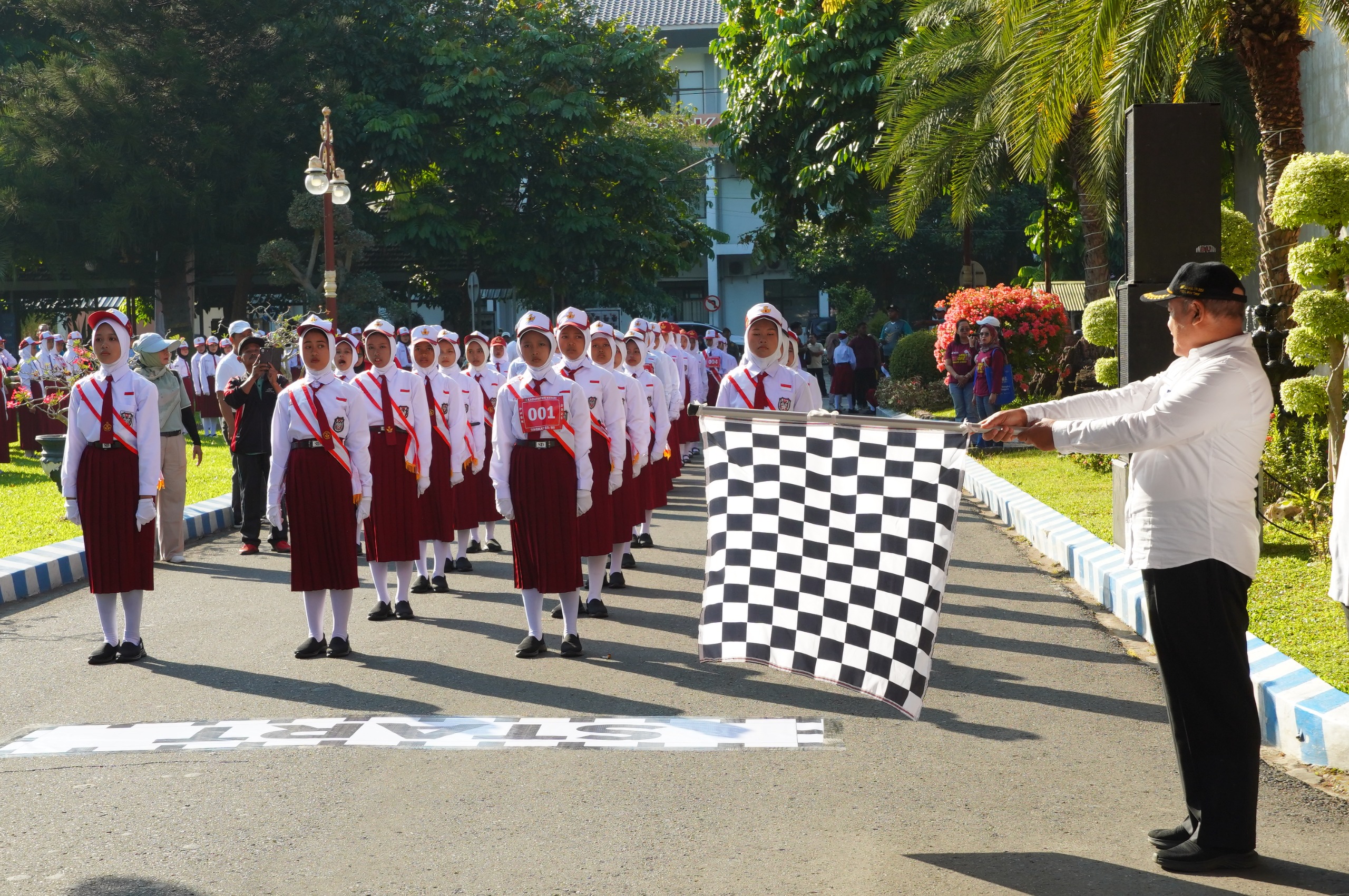Ribuan Siswa SD Meriahkan Lomba Baris-Berbaris HUT ke-80 RI di Kabupaten Kediri