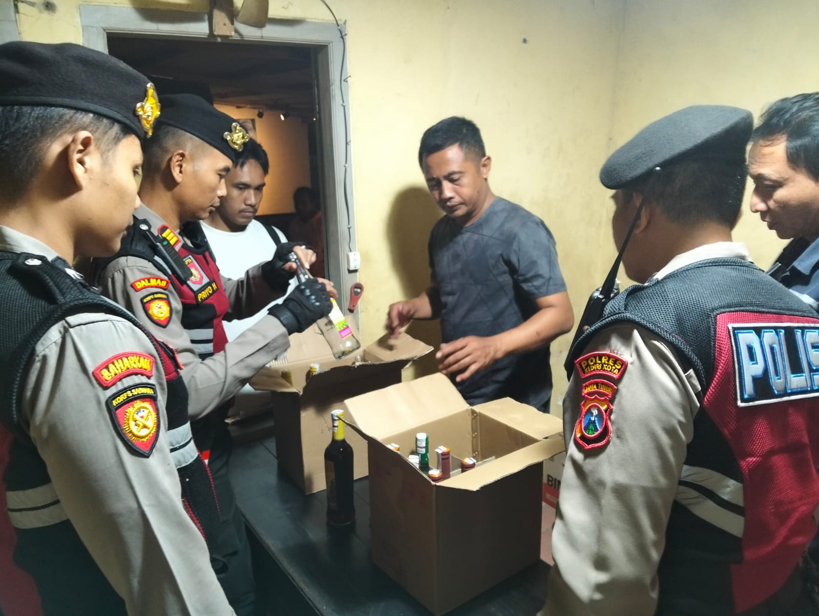 Razia Tempat Hiburan di Banyakan, Polisi Sita Puluhan Botol Miras Berbagai Merek