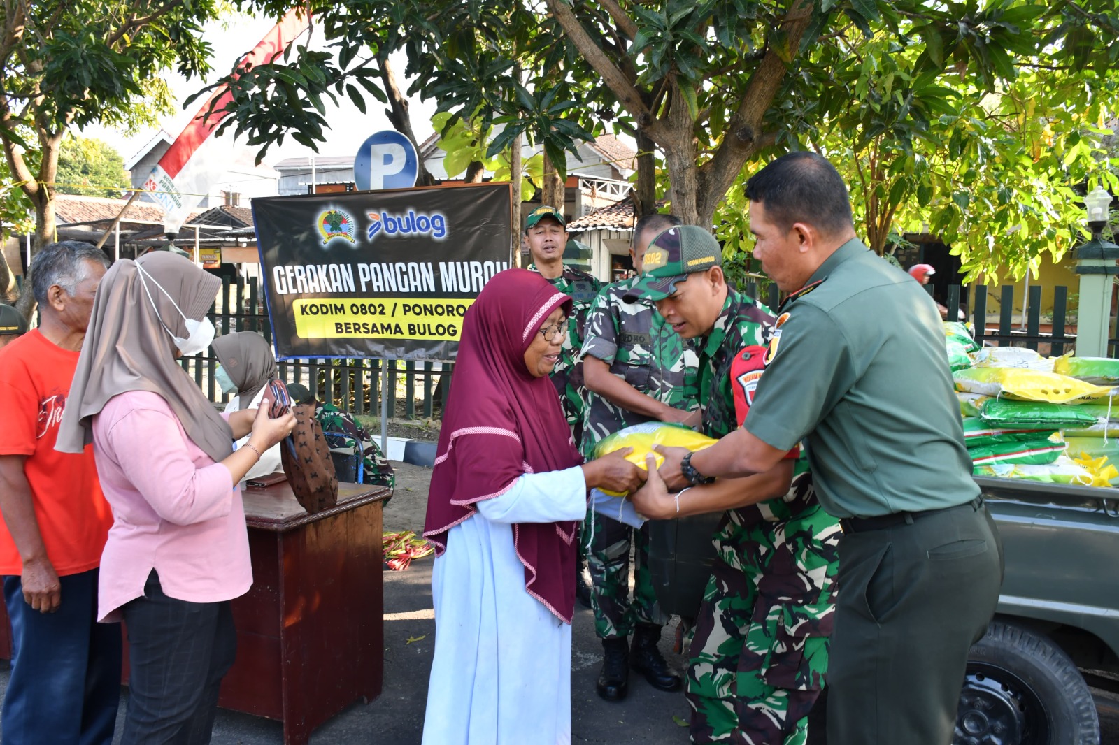Kodim 0802 dan Bulog Ponorogo Gelar Pasar Murah, 5 Ton Beras Ludes dalam Hitungan Jam