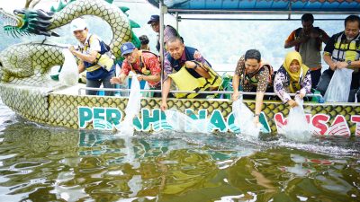 PJT I Tebar 30.000 Benih Ikan di Telaga Ngebel Demi Kelestarian Ekosistem