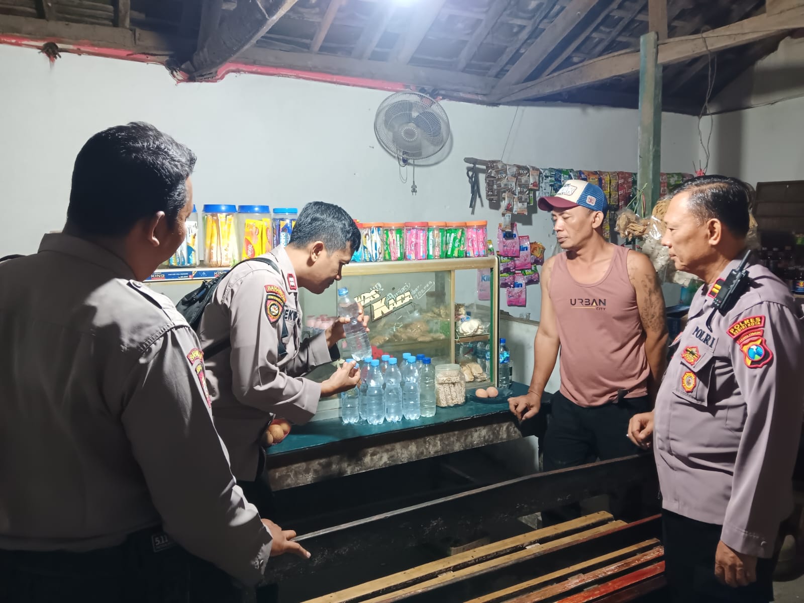 Dua Hari Operasi, Polres Kediri Kota Amankan Puluhan Botol Miras dari 12 Lokasi