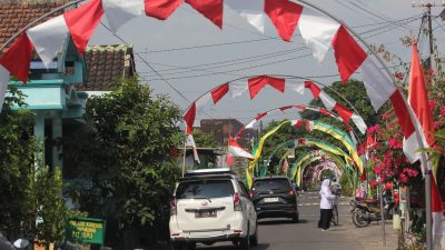 Sambut HUT ke-80 RI, Warga Dusun Katang Hiasi Jalan dengan Nuansa Merah Putih