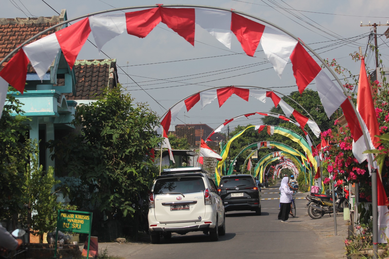 Sambut HUT ke-80 RI, Warga Dusun Katang Hiasi Jalan dengan Nuansa Merah Putih