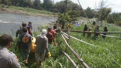 Pencari Rumput Temukan Mayat di Tepi Sungai Brantas, Diketahui Remaja Asal Semen