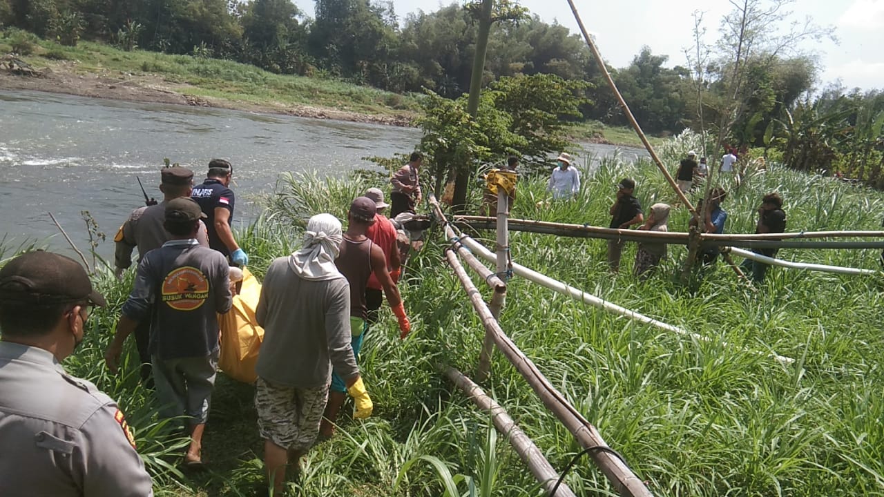 Pencari Rumput Temukan Mayat di Tepi Sungai Brantas, Diketahui Remaja Asal Semen