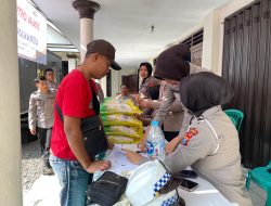 Polres Blitar Salurkan 4 Ton Beras SPHP di Dua Desa untuk Dukung Gerakan Pangan Murah