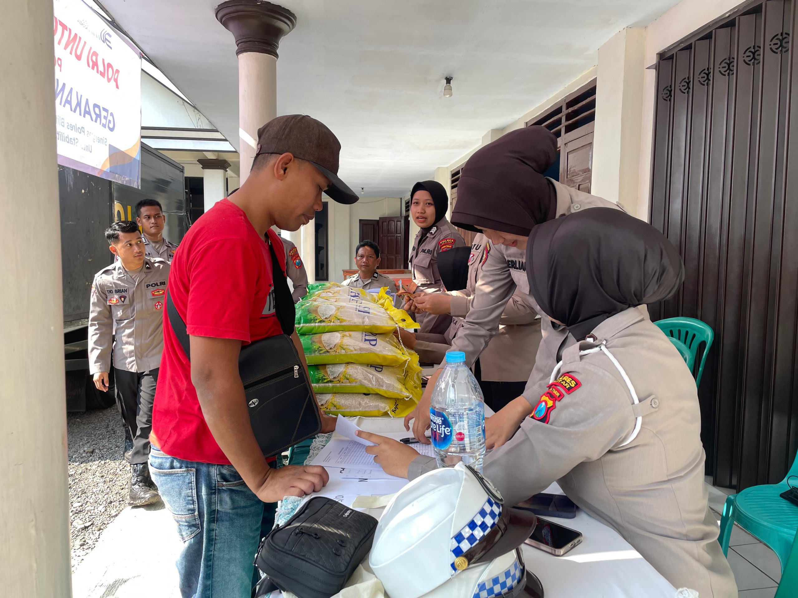 Polres Blitar Salurkan 4 Ton Beras SPHP di Dua Desa untuk Dukung Gerakan Pangan Murah