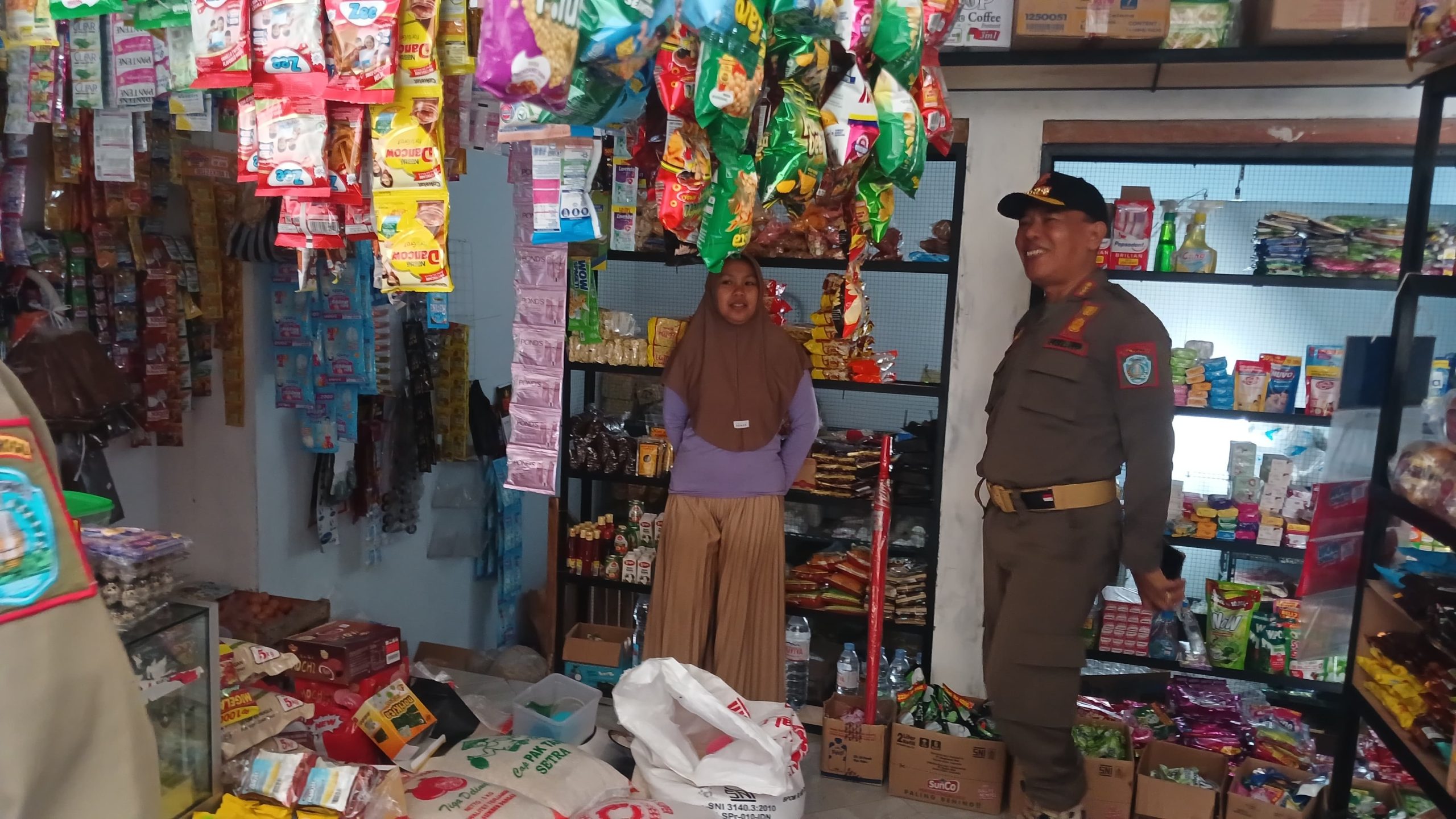 Satpol PP bersama Bea Cukai madiun serta petugas gabungan saat melakukan razia di sejumlah warung (satpol pp