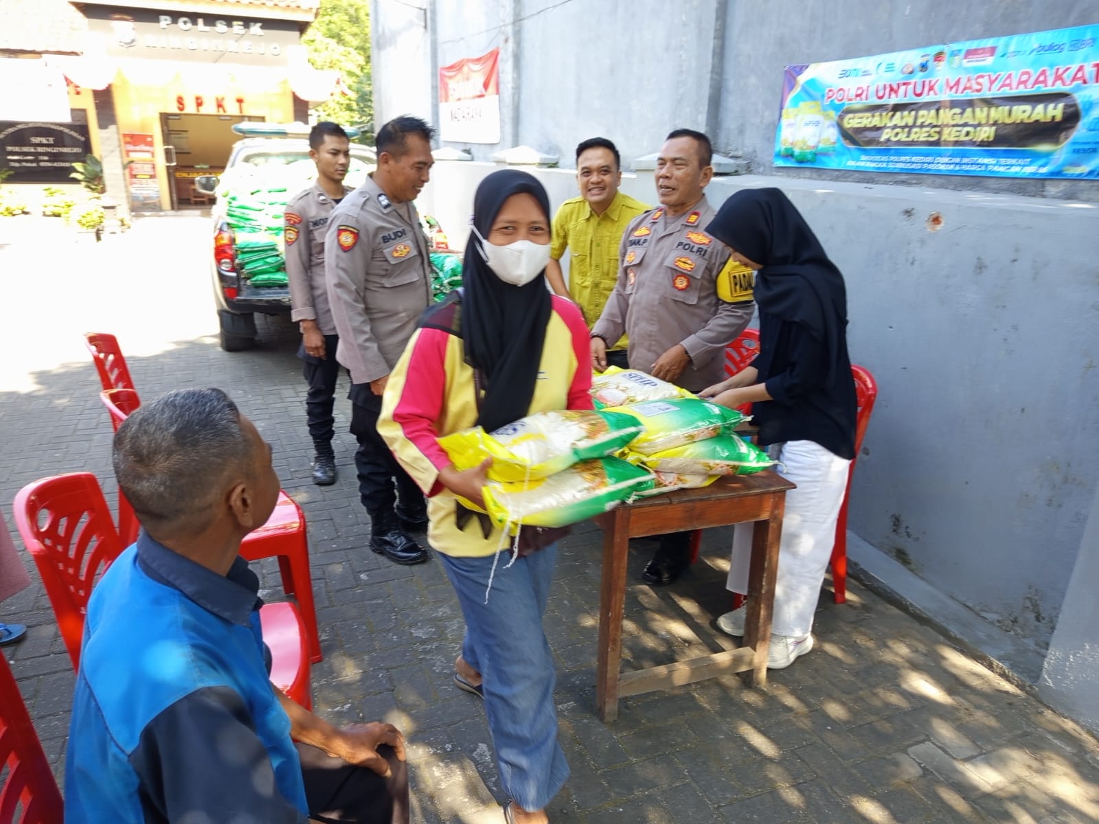 Warga Ringinrejo Antusias Borong Beras Murah di Gerakan Pangan Murah