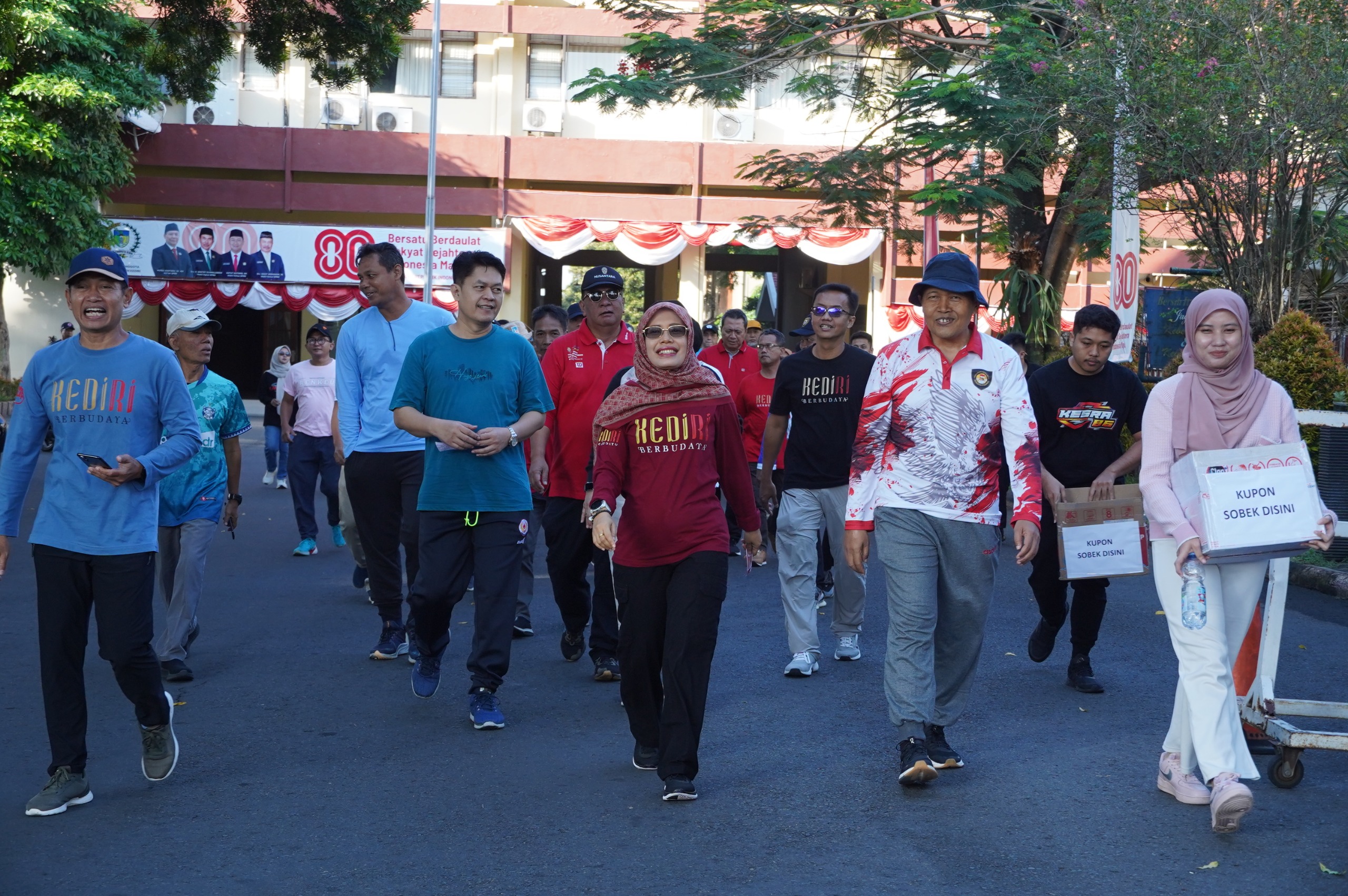 Jalan Sehat Semarakkan HUT RI ke-80, Wabup Kediri Ajak ASN Teladani Semangat Pahlawan