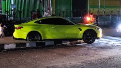 Mobil BMW Rp 2 Miliar Seri Terbaru Nyangkut Pembatas Jalan di Blitar, Diduga Dikendarai Wakil Bupati