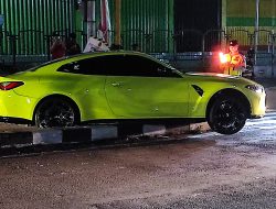 Mobil BMW Rp 2 Miliar Seri Terbaru Nyangkut Pembatas Jalan di Blitar, Diduga Dikendarai Wakil Bupati