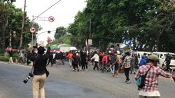 Suasana di Mapolres Nganjuk Memanas, Botol hingga Batu Warnai Aksi!