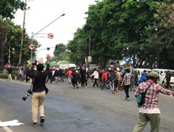Suasana di Mapolres Nganjuk Memanas, Botol hingga Batu Warnai Aksi!