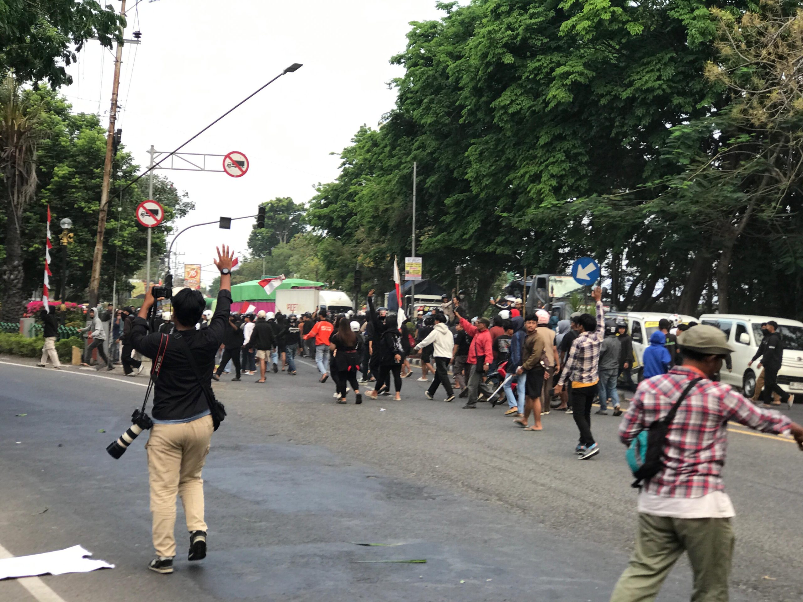 Suasana di Mapolres Nganjuk Memanas, Botol hingga Batu Warnai Aksi!